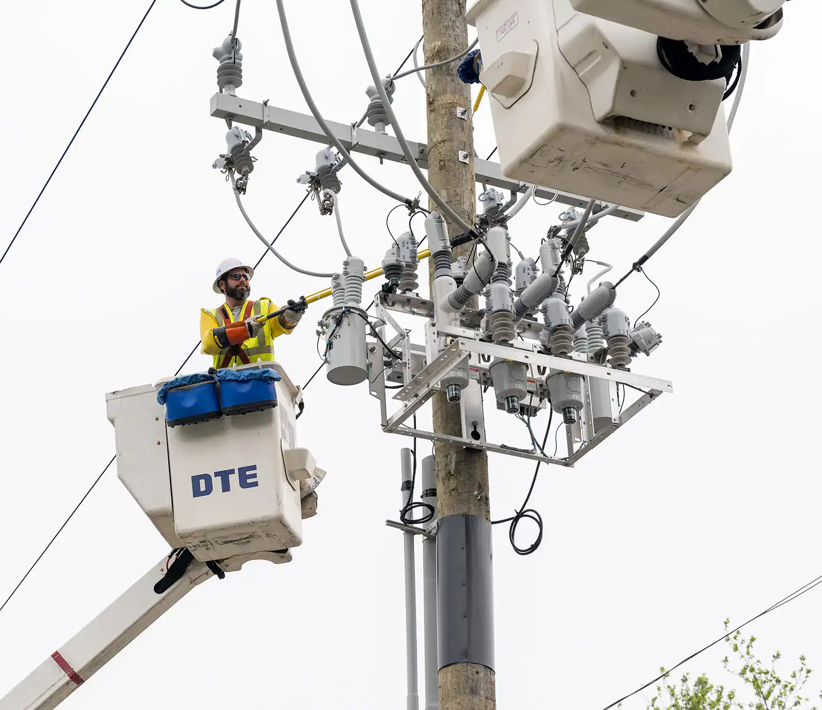 DTE Energy linesman working